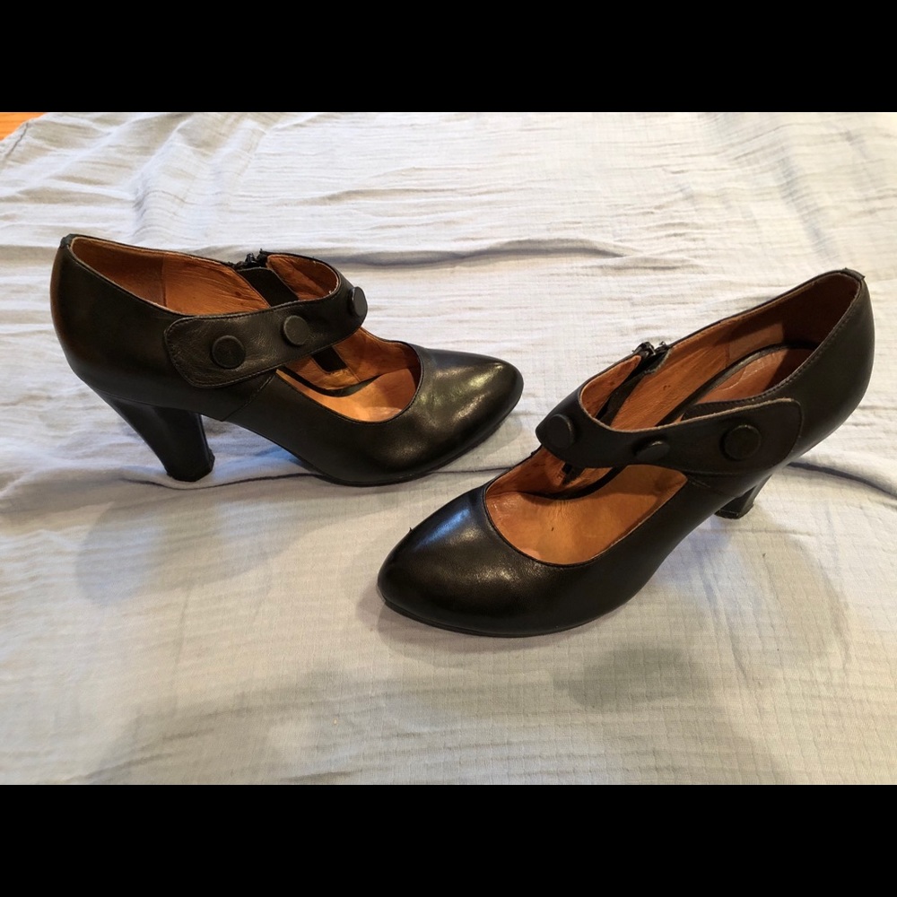 Miz Mooz Button Detail Booties Size 8 GUC